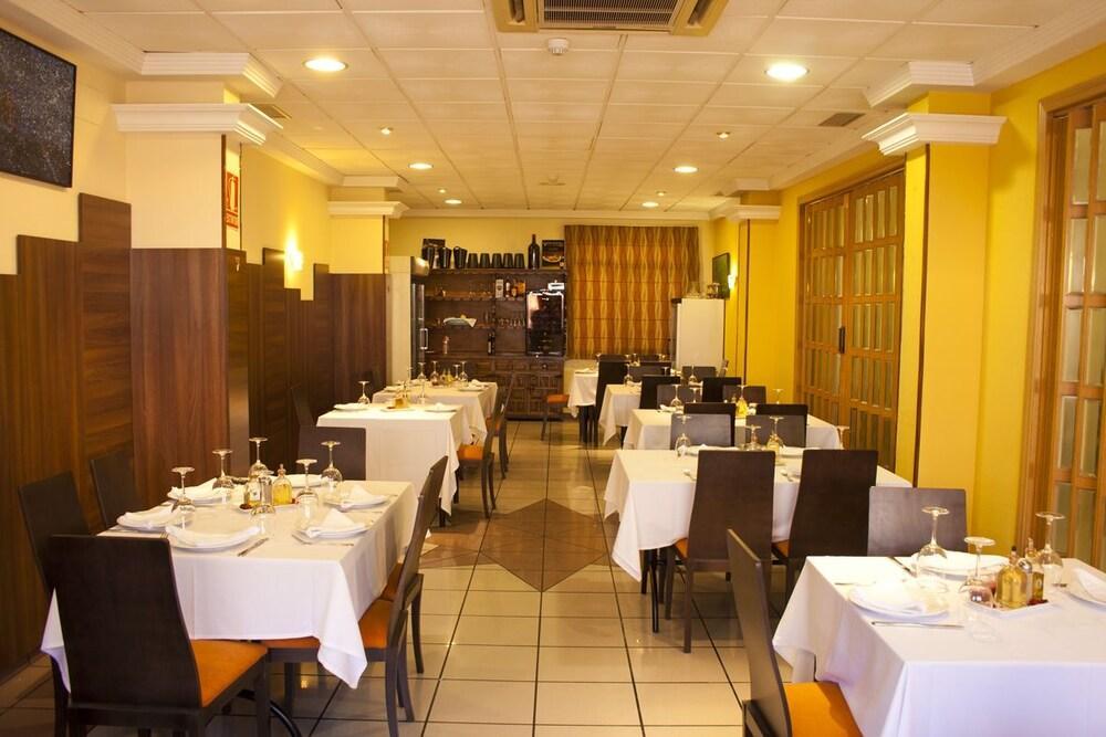Hostal Valdepenas By Bossh Hotels Exteriör bild