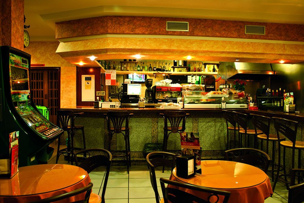 Hostal Valdepenas By Bossh Hotels Exteriör bild